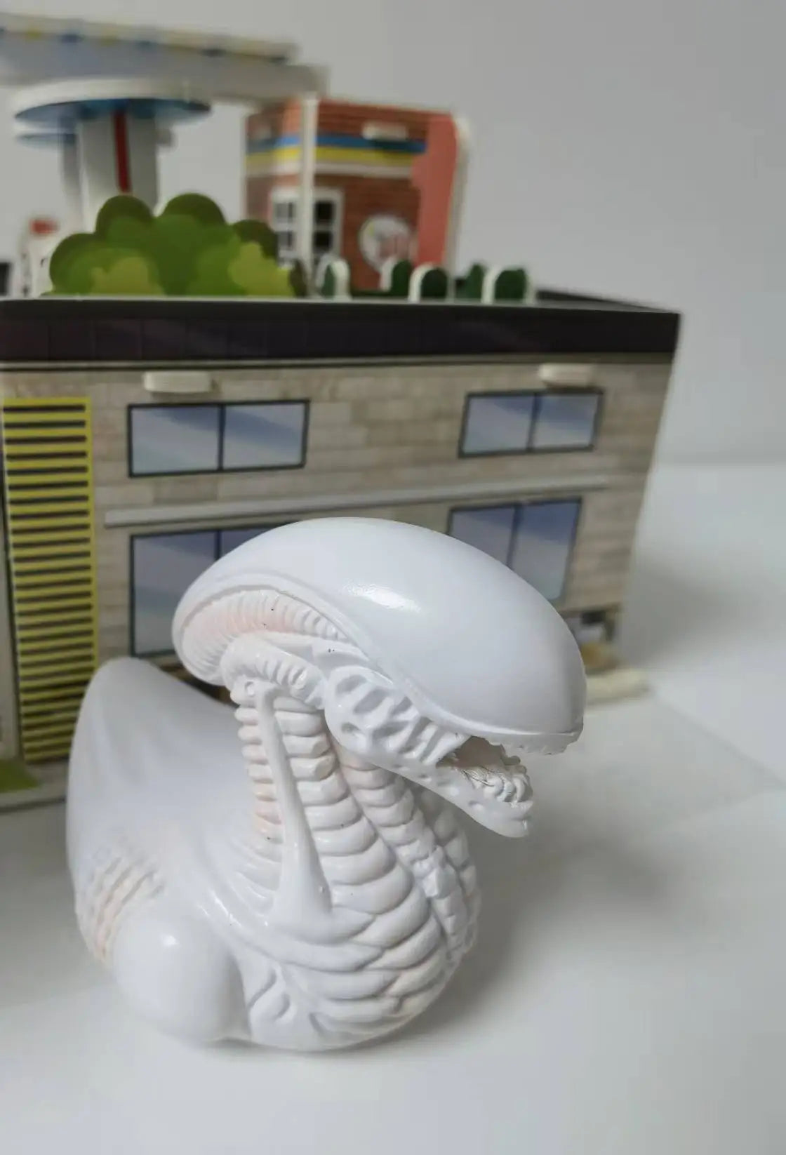 Alien Duck Resin Statue，Evil Alien Duck Ornament ，Resin Car Dashboard & Desk Decor, Funny Gift Idea